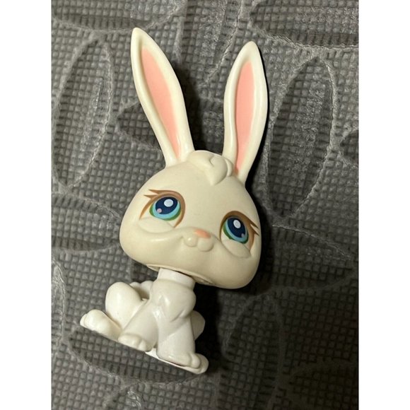 Littlest Pet Shop LPS #3 White bunny rabbit 2004 Long Ears Eyelashes Magnet 3‎ - Picture 1 of 6